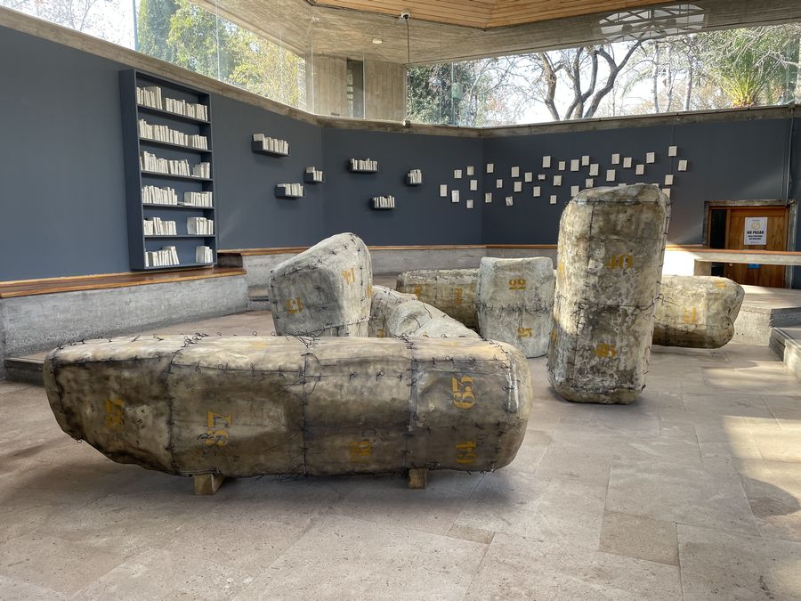 Vista de la exposición "Tres artistas del Barrio" en el Parque de las Esculturas, Santiago, 2022. Foto: Paul Birke 