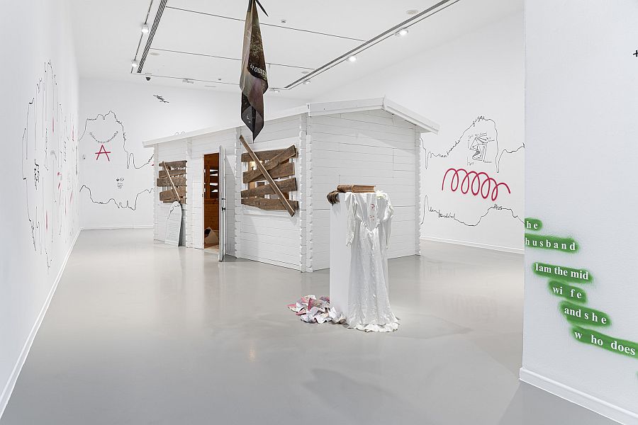 Vista de la exposición “Poemas que nunca mostraré. Chiara Fumai 2007-2017”, en La Casa Encendida, Madrid, 2022. Foto: Galerna / La Casa Encendida