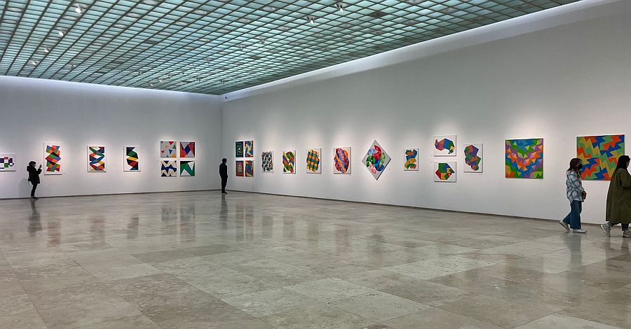 Vista de la exposición “Mensajes”, de Cornelia Vargas, en la Galería Patricia Ready, Santiago de Chile, 2022. Foto cortesía de la galería