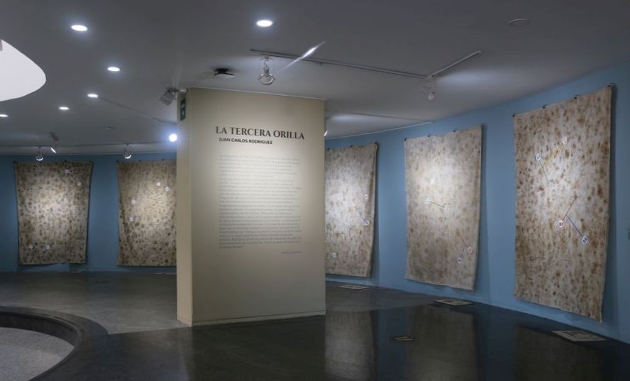 Vista de la exposición “La Tercera Orilla”, de Juan Carlos Rodríguez, en el Museo de Arte Contemporáneo de Bogotá (MAC). Foto cortesía del artista