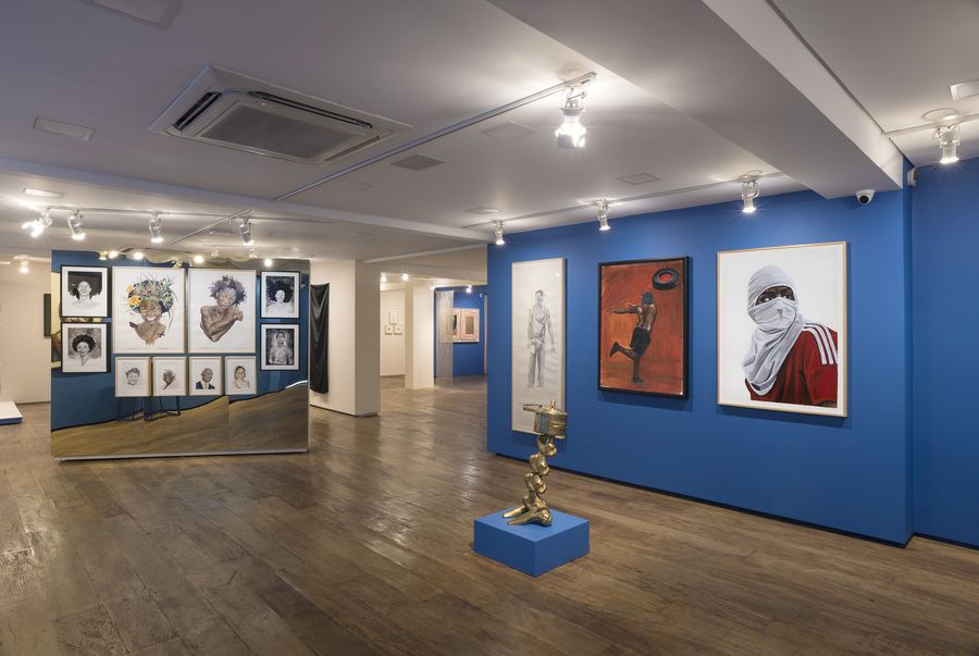 Vista de la exposición “Sidney Amaral: Um Espelho Na História”, en Almeida & Dale Galeria de Arte, São Paulo, Brasil, 2022. Foto cortesía de la galería