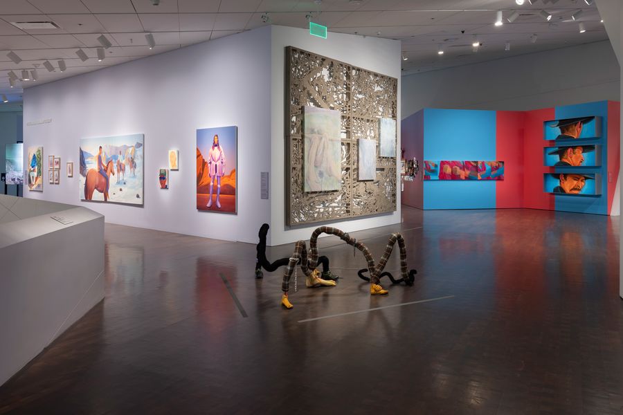 Vista de la exposición "Who tells a tale adds a tail: Latin America and contemporary art", Denver Art Museum, 2022. Foto:  Marc Piscotty