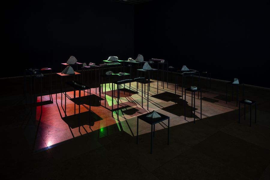 Vista de la exposición “Formas de desaparecer”, de Isidora Correa, en Galería Patricia Ready, Santiago, 2022. Foto: Felipe Ugalde