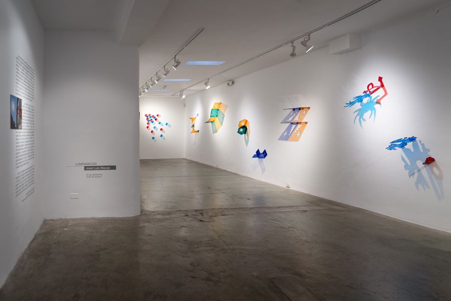 Vista de la exposición “Luminancias”, de José Luis Macas, en N24 Galería de Arte, Quito, 2022. Foto cortesía de la galería