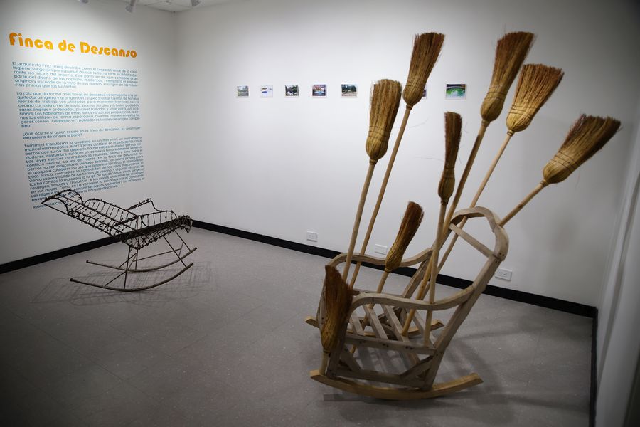Vista de la exposición “Finca de descanso”, de Ana Tomimori, en Tranquilandia, Bogotá, 2022. Foto: David Torres Bedoya
