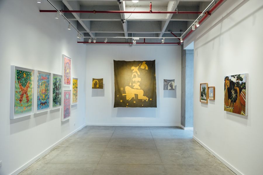 Vista de la exposición “La cerca suena lejos”, en Policroma Galería, Medellín, Colombia, 2022. Foto cortesía de la galería