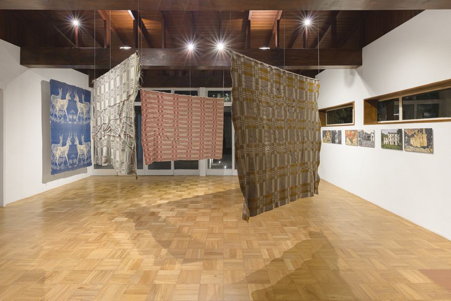 Vista de la exposición “Tapizar el paisaje”, de Rosario López, en la galería Marli Matsumoto, São Paulo, 2022. Foto: Ana Pigosso