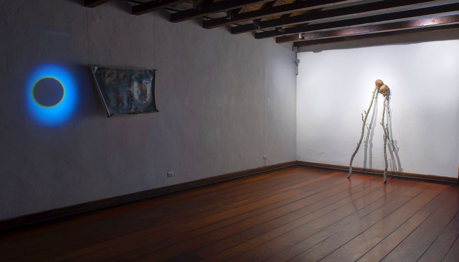 Vista de la exposición “Una cosa lleva a la otra”, de Adolfo Martínez, en Posada del Corregidor, Santiago de Chile, 2022. Foto cortesía del artista.