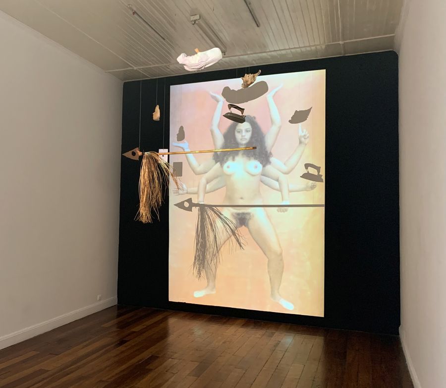 Regina Aguilar, La Poderosa, 2000, imagen digitalizada de slide, plancha, lanza, ipad, bebe de juguete, rostro de resina. Foto: María José Ulloa