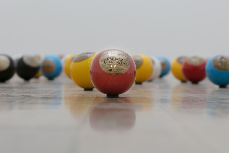 Léster Rodríguez, Sin título, 2022, pintura electroestática sobre tacos de billar y esferas de madera. Pieza única. Cortesía del artista y nueveochenta