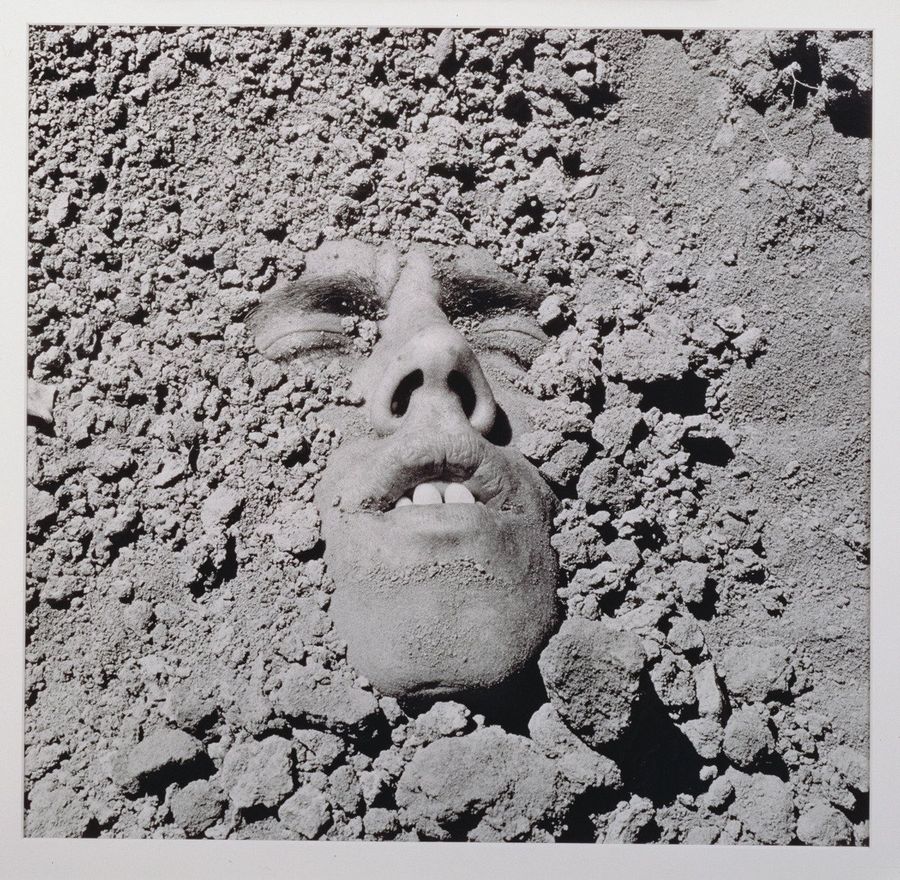 David Wojnarowicz Untitled (Face in Dirt), 1991. Cortesía: © Estate of David Wojnarowicz, P.P.O.W Gallery, Nueva York