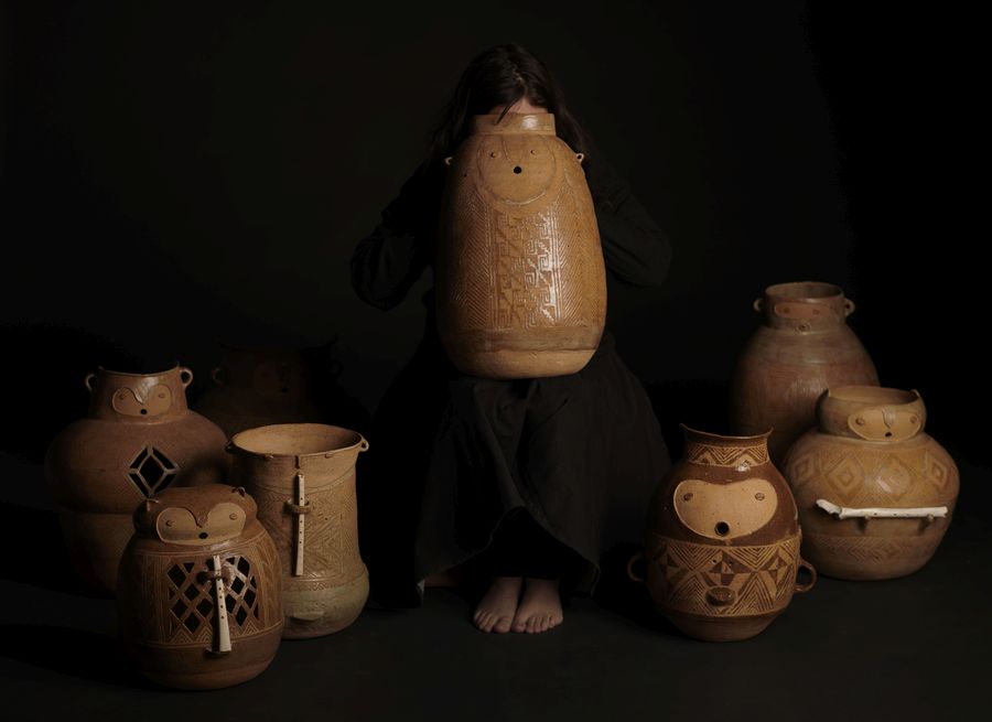 Francisca Gili, Serie Manchay P'uytu del Mapocho, 2022, cuenco de cerámica, quena, tecnología sonora. Foto: Nicolás Aguayo