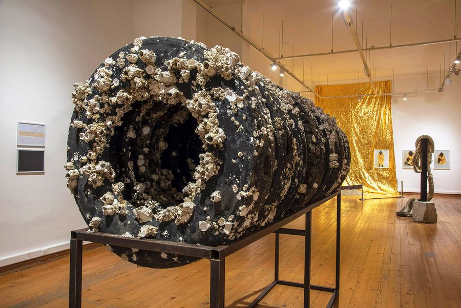 Vista de la exposición “La trizadura del mar”, de Juan Cristóbal González, en el Museo de Arte Contemporáneo (MAC), Santiago de Chile, 2022. Foto: Jorge Brantmayer