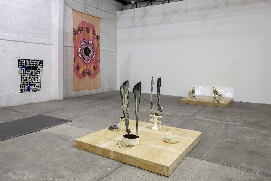 Vista de la exposición El otro lado de uno mismo, de María Sosa, en LLANO, Ciudad de México, 2022. Imagen cortesía de la artista y LLANO. Foto: WhiteBalanceMX