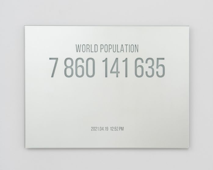Arles del Río, 7.860.141.635 (de la serie 'Nosotros'), 2020-2022, grabado con chorro de arena sobre vidrio de Espejo, 80 x 60 cm. Cortesía del artista y Brigade