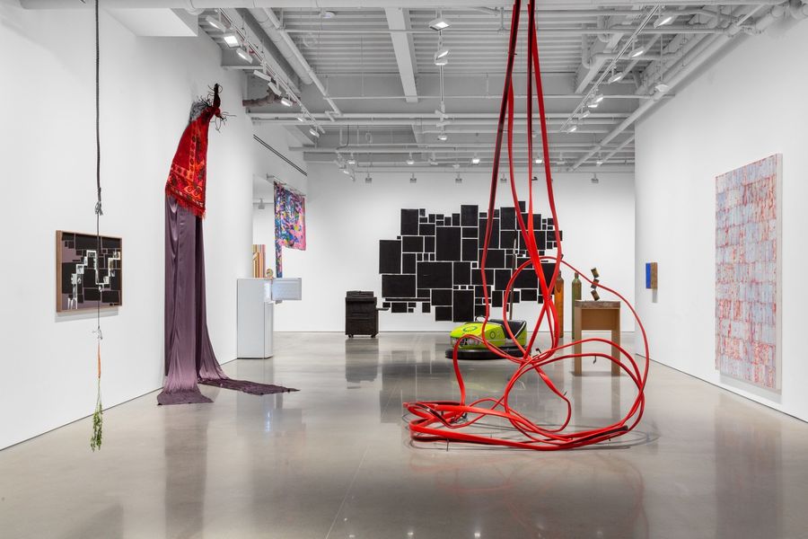 Vista de la exposición TODOS JUNTOS (All Together), en kurimanzutto, Nueva York, 2022-2023. Foto cortesía de la galería