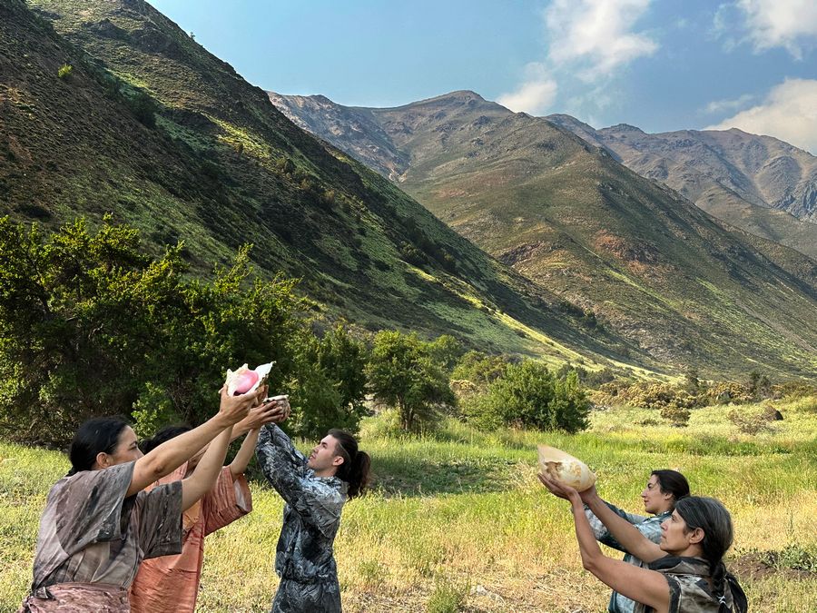 Montañas Vivas, caminata performática por las montañas de La Escuela de las Montañas y las Aguas, bajo la dirección artística de Amanda Piña