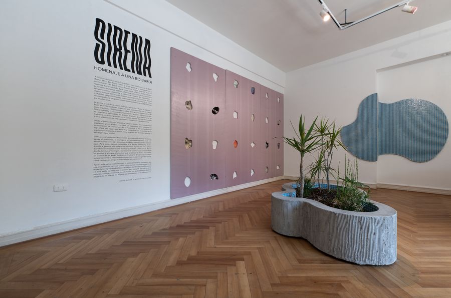 Vista de la exposición "Sirena. Homenaje a Lina Bo Bardi", de Jessica Briceño, en Barco Galería, Santiago, 2022. Foto cortesía de la galería