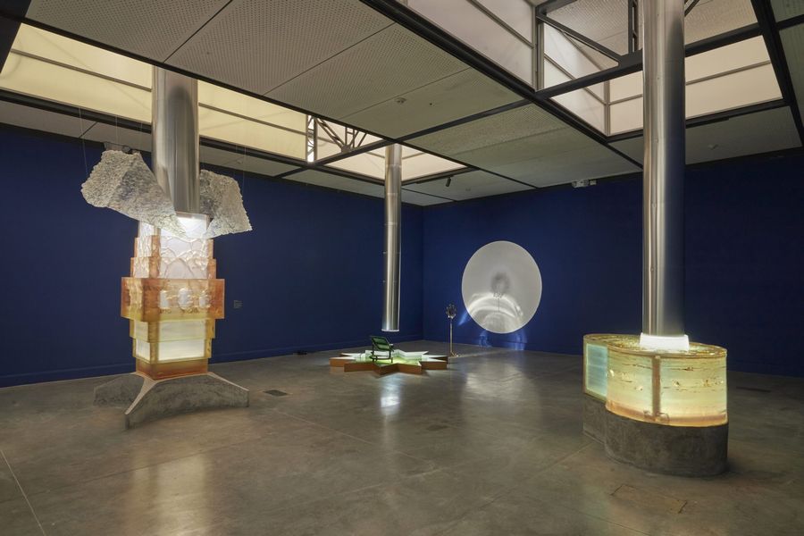 Vista de la exposición "Retorno Solar", de Luis Enrique Zela-Koort, en el Museo de Arte Contemporáneo de Lima, 2022. Cortesía del artista y MAC Lima.