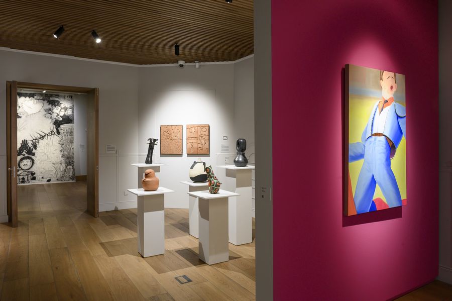 Vista de la exposición “Todos me amarán: arte de México hoy”, en la Casa de México en España, Madrid, 2022-2023. Cortesía: Casa de México en España
