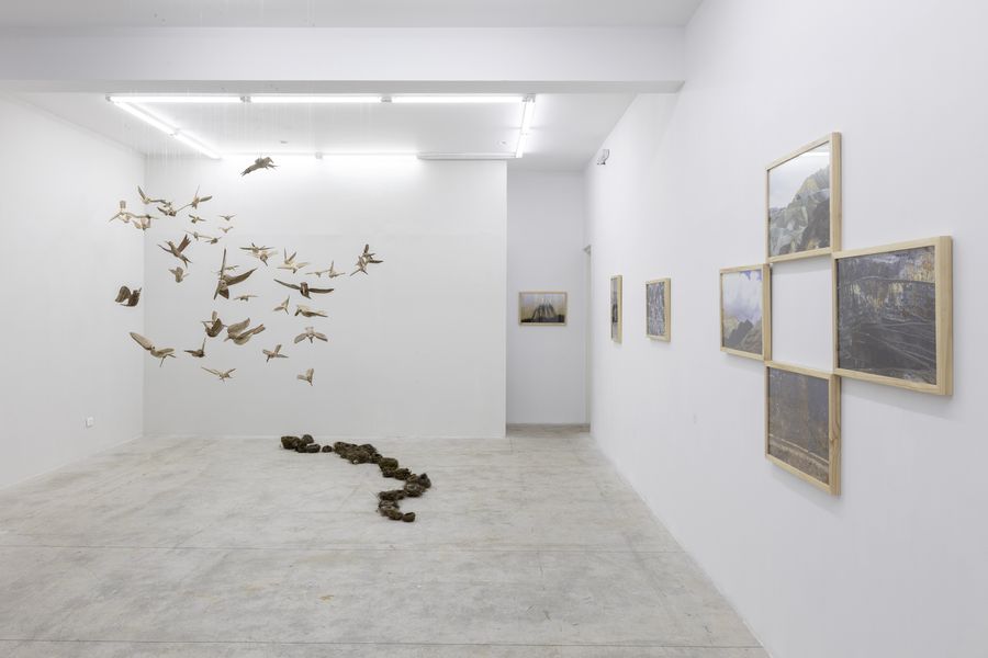 Vista de la exposición “Hacer toser mi alma”, de Antonio Paucar, en Ginsberg Galería, Lima, Perú, 2023. Foto cortesía de la galería