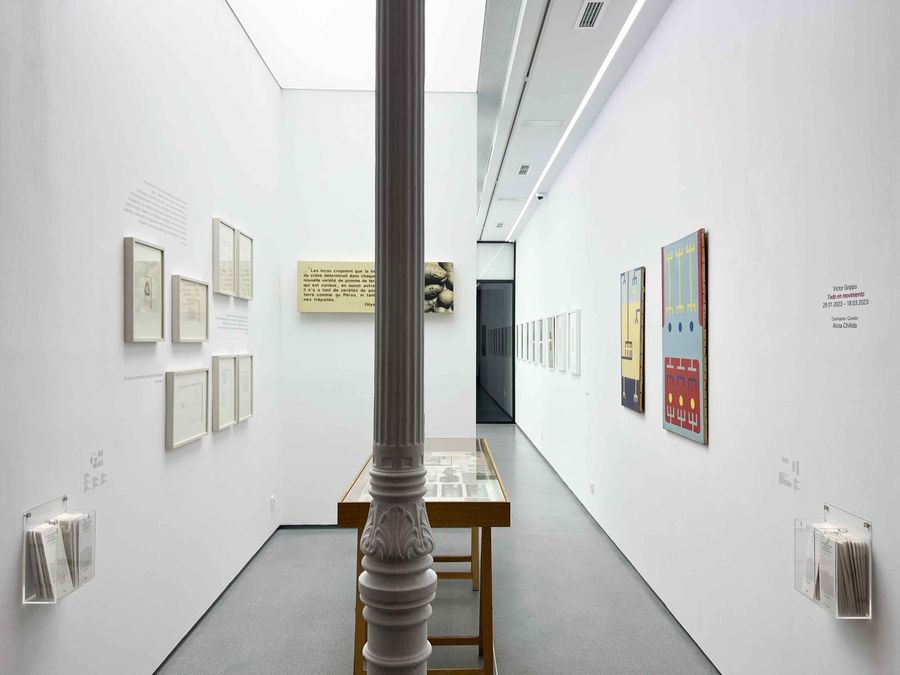 Vista de la exposición "Todo en movimiento", de Víctor Grippo, en 1 Mira Madrid, 2023. Foto cortesía de la galería