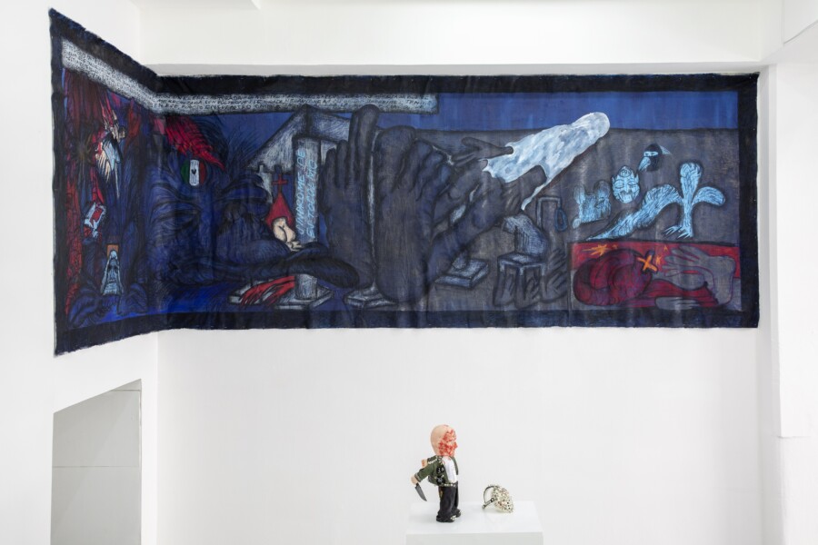 Obra de Paloma Contreras Lomas (arriba) y Marco Aviña (escultura) en "Estados Desconocidos" en General Expenses, Ciudad de México, 2023. Foto cortesía de la galería