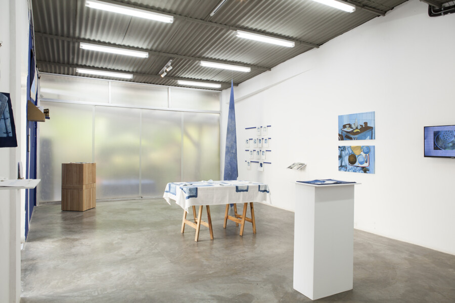 Vista de la exposición “El tiempo se diluye, un diálogo de Malu Valerio con el archivo de cocina de Antonieta Sosa”, en Abra Caracas, 2023. Cortesía de la galería