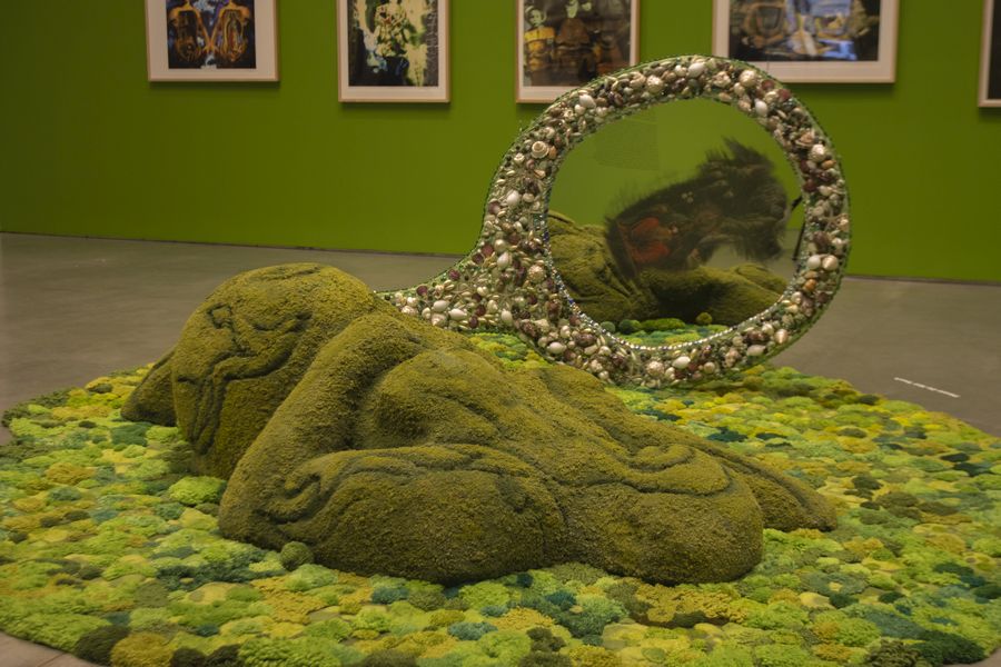 altar de color verde de Amalia Mesa-Bains con escultura cubierta de musgo verde