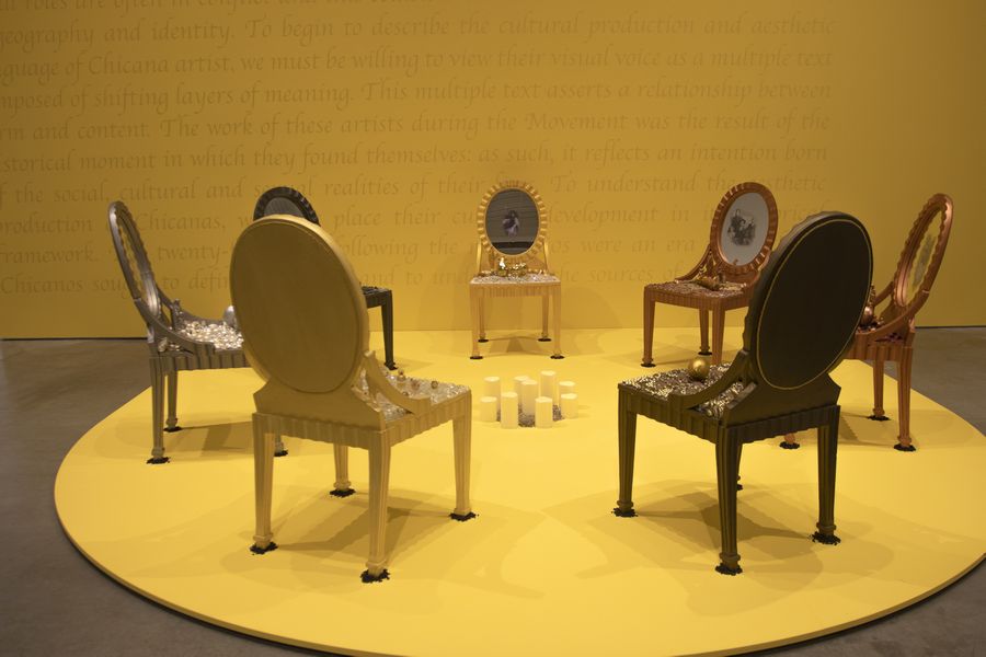 sillas antiguas forman un círculo para rendir honor a los ancestros por la artista chicana Amalia Mesa-Bains