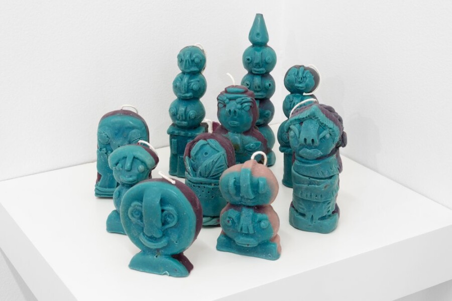 Varias figuras de color azul, de cera,  velas con apariencia de personajes de caricaturas inspirados en la cultura Wayuu de Colombia