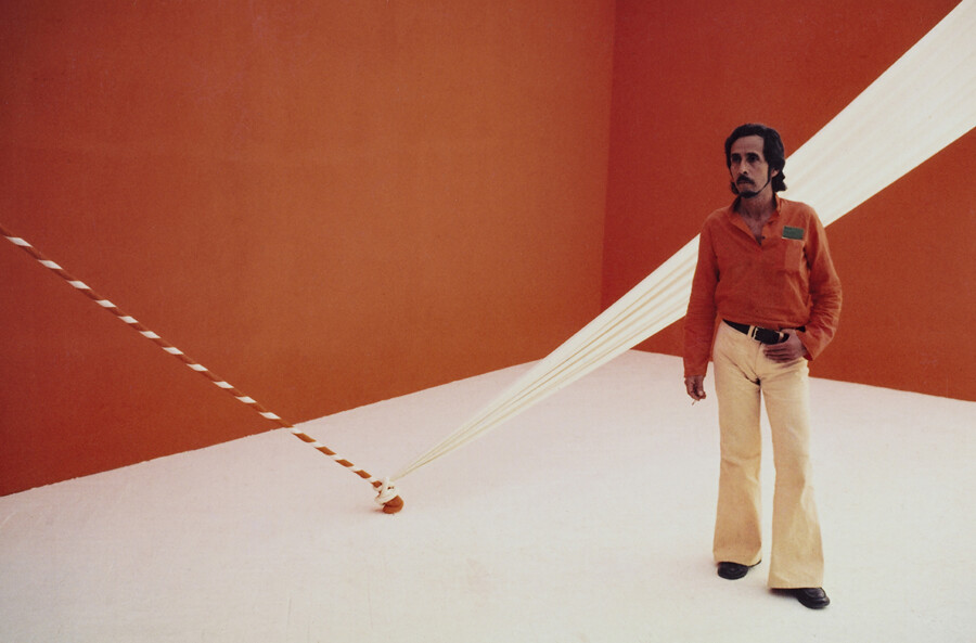 Jorge E. Eielson, Il corpo di Giulia-no, performance, Bienal de Venecia, 1972. Fotografía en color. Colección Centro Studi Jorge Eielson © de la obra Martha L. Canfield, 2022.