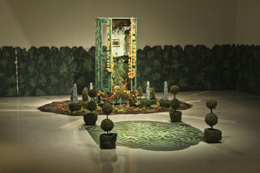 altar de color verde de Amalia Mesa-Bains