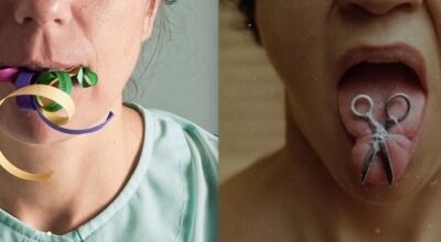 dos mujeres miran de frente y sacan la lengua. La de la izquierda tiene una serpentina en la boca y la muestra. La de la derecha tiene una pequeña tijera amarrada a su lengua