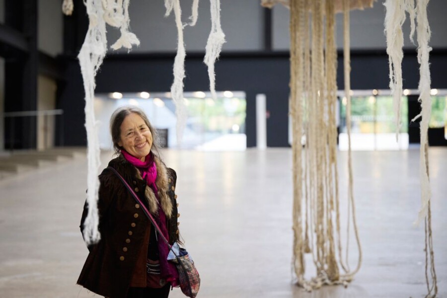 Cecilia Vicuña frente a "Brain Forest Quipu", Turbine Hall, Tate Londres, 2022-2023. Foto cortesía de Hyundai