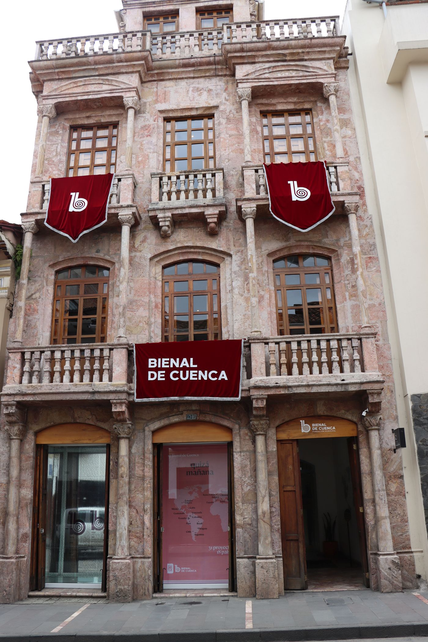 Fachada de la Casa-sede Bienal. Vitrina Express 13-89. Archivo FMBC, Cuenca, Ecuador, 2023