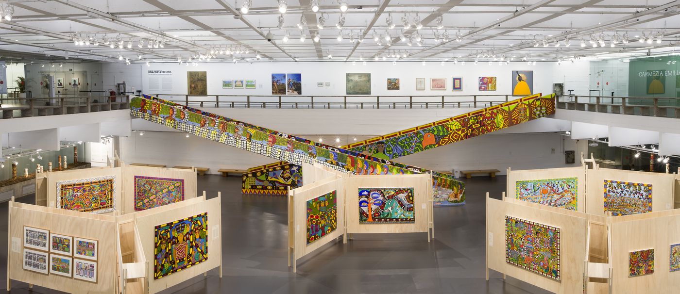 Vista de la exposición “MAHKU: Mirações”, en el MASP, São Paulo, Brasil, 2023. Foto: Daniel Cabrel