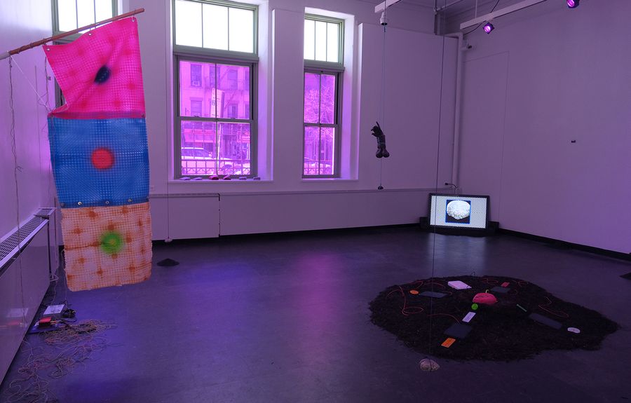 Vista de la exposición “Coro”, de Constanza Alarcón Tennen y Nicole L’Huillier, en PS122 Gallery, NY, 2023. Cortesía de las artistas
