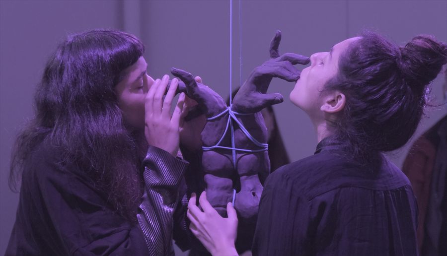 Constanza Alarcón Tennen + Nicole L’Huillier, CORO, performance de apertura, NY, 2023. Cortesía de las artistas