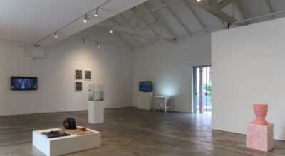 Vista de la exposición “Reductos insospechados de las cosas”, en Nube Gallery, Santa Cruz de la Sierra, Bolivia, 2023. Foto cortesía de la galería