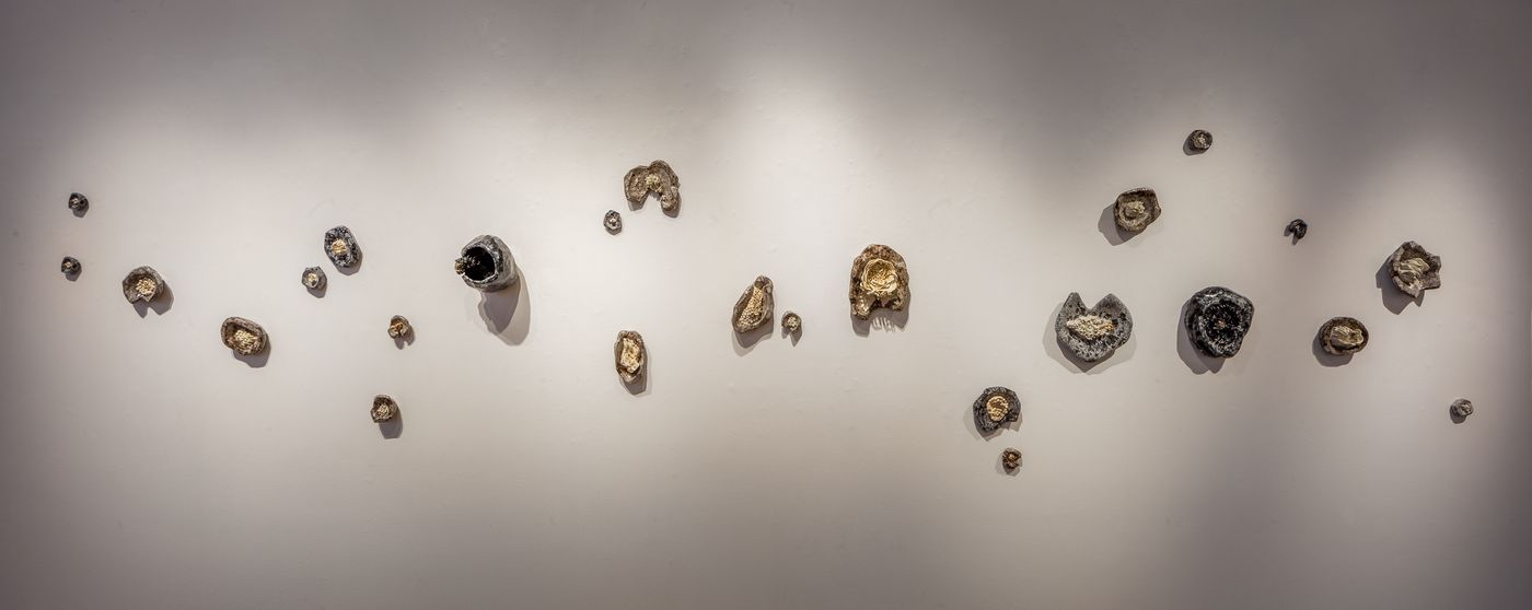 Vista de la exposición “Futuras Tafonomías”, de Jordan Castillo, en Galería Animal, Santiago de Chile, 2023. Foto cortesía de la galería