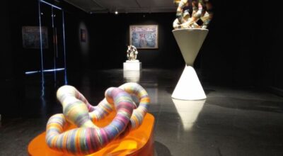 Vista de la exposición "Un nuevo mundo", con obras de Magdalena Atria, Centro Cultural El Tranque, Santiago, 2023. Foto: Enrique Romero/Artishock