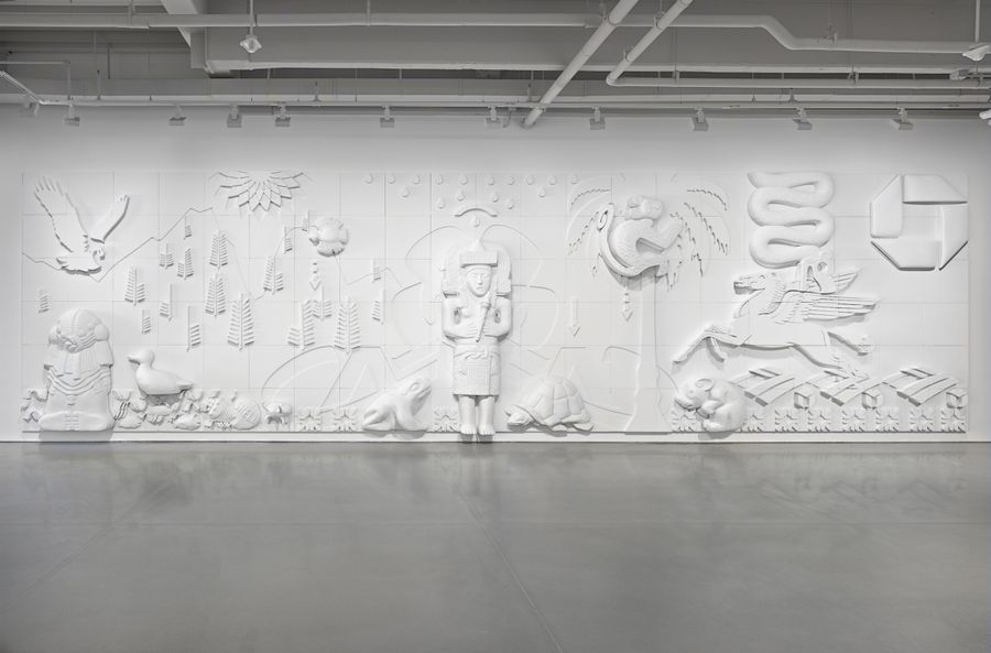 Vista de la exposición “In Gods We Trust”, de Minerva Cuevas, en kurimanzutto, Nueva York, 2023. Foto: Susana Cabrera