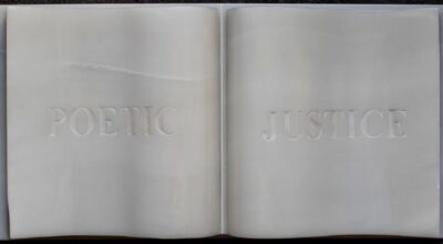 Poetic Justice, 2022, mármol de Carrara grabado, 21 x 40 x 5.1 cm. Cortesía: Hutchinson Modern & Contemporary