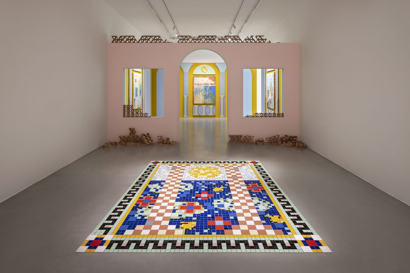 Vista de la exposición Casa encontrada, de Sol Calero, en Francesca Minini, Milan, Italia, 2023. Foto: Andrea Rossetti