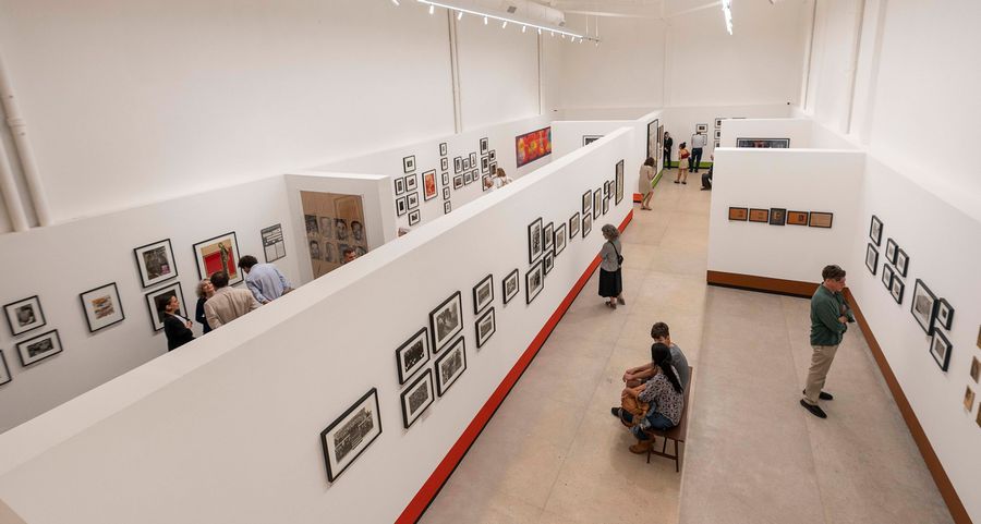 Vista de la exposición “Los sueños de la mujer araña”, en Fundación Larivière. Fotografía Latinoamericana, Buenos Aires, 2022-2023. Cortesía: FLFL