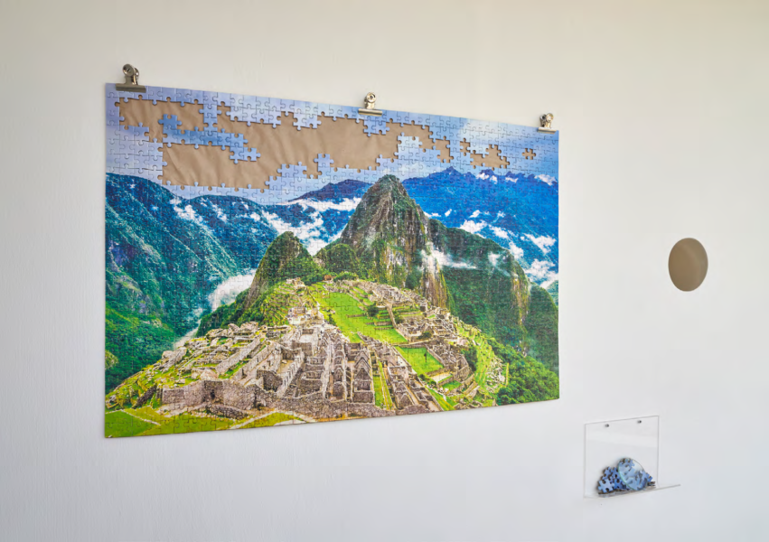 puzle de Machu Picchu, papel craft, cartón, clips metálicos, acrílico y lupa, 50 x 75x 0.5 cm. 