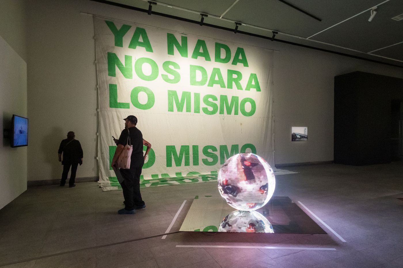 Pablo Suazo Arancibia, Una manta sobre el Mapocho. Obra ganadora en categoría Arte Público. Foto: CCLM