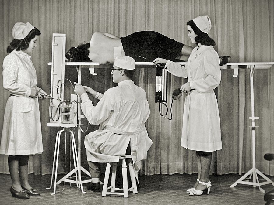 El doctor Pedro Curutchet operando con su instrumental de cirugía aximanual. Lobería, ca. 1948. Cortesía: MALBA