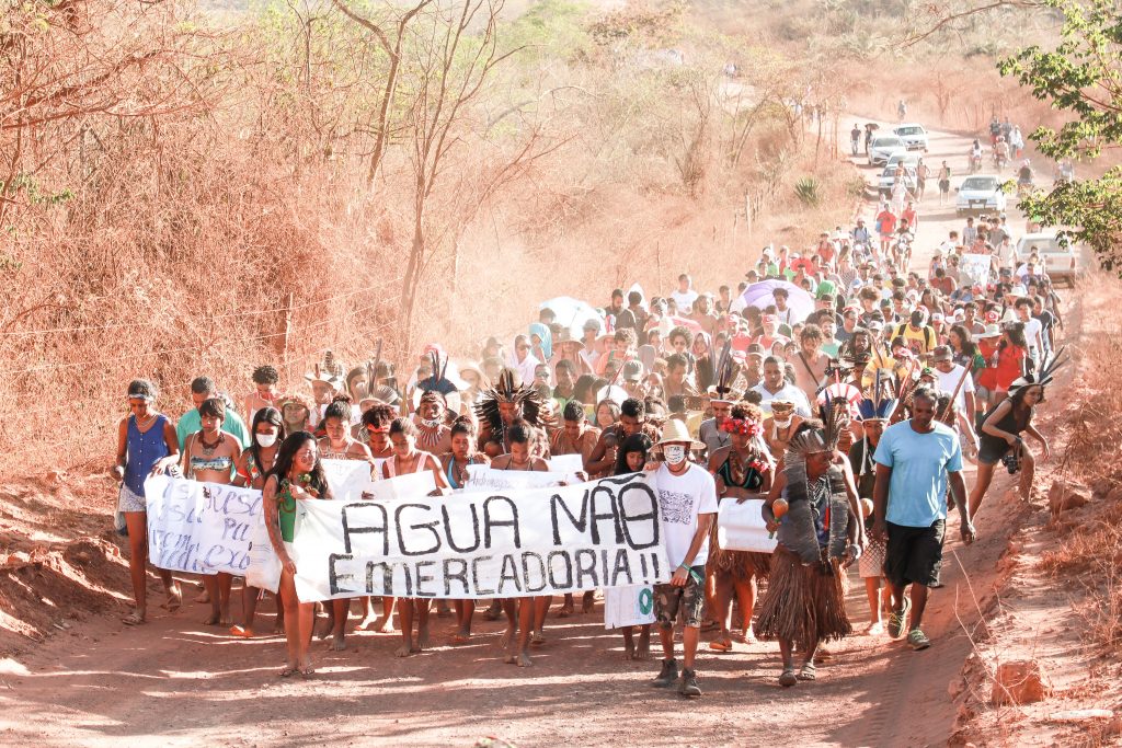Miembros de las comunidades llegan marchando a la 1° Conferencia Agroecológica de Teia dos Povos (2012). Foto: Iago Aquino/Agência EQV. Cortesía: Teia dos Povos.